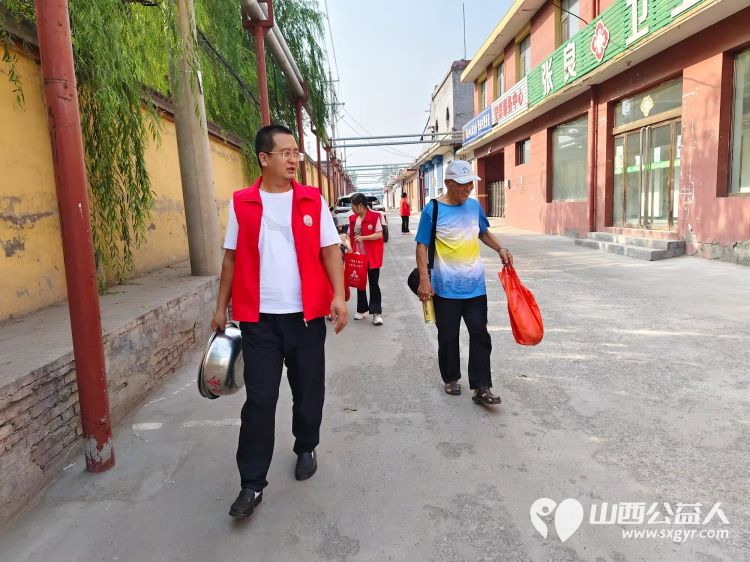 介休市敬老协会志愿者在连福镇张良村入户特困老人88岁胡连风家中为老人理发料理家务 - 第2张 - 山西公益人 介休市敬老协会志愿者在连福镇张良村入户特困老人88岁胡连风家中为老人理发料理家务 - 第2张
