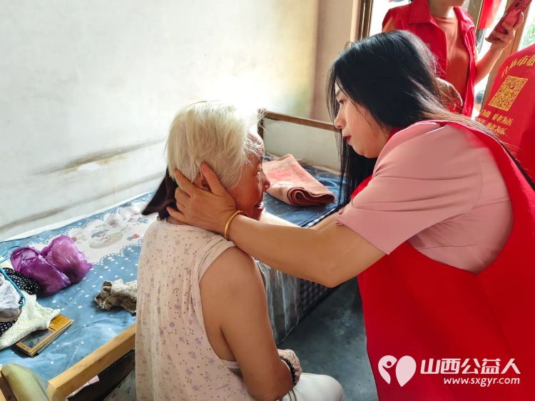 介休市敬老协会志愿者在连福镇张良村入户特困老人88岁胡连风家中为老人理发料理家务 - 第8张 - 山西公益人 介休市敬老协会志愿者在连福镇张良村入户特困老人88岁胡连风家中为老人理发料理家务 - 第8张