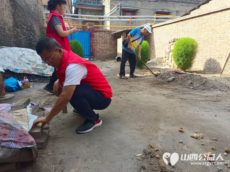 介休市敬老协会志愿者在连福镇张良村入户特困老人88岁胡连风家中为老人理发料理家务 - 第10张 - 山西公益人 介休市敬老协会志愿者在连福镇张良村入户特困老人88岁胡连风家中为老人理发料理家务 - 第10张