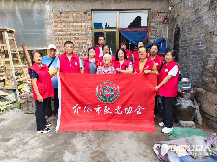 介休市敬老协会志愿者在连福镇张良村入户特困老人88岁胡连风家中为老人理发料理家务 - 第1张 - 山西公益人 介休市敬老协会志愿者在连福镇张良村入户特困老人88岁胡连风家中为老人理发料理家务 - 第1张