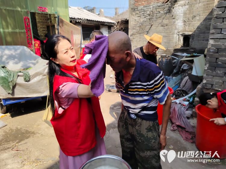 介休市敬老协会志愿者在连福镇张良村入户63岁特困老人刘成玉家中为老人理发料理家务 - 第4张 - 山西公益人 介休市敬老协会志愿者在连福镇张良村入户63岁特困老人刘成玉家中为老人理发料理家务 - 第4张