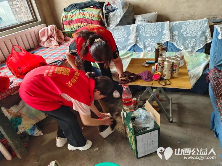 介休市敬老协会志愿者在连福镇张良村入户63岁特困老人刘成玉家中为老人理发料理家务 - 第6张 - 山西公益人 介休市敬老协会志愿者在连福镇张良村入户63岁特困老人刘成玉家中为老人理发料理家务 - 第6张