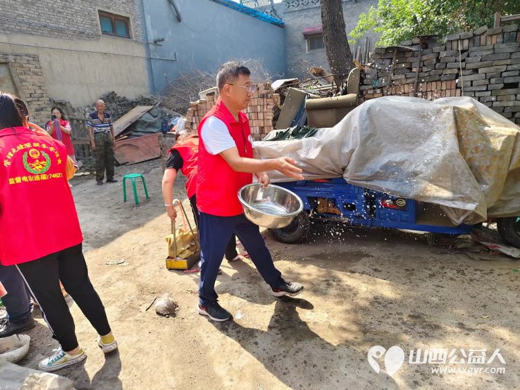 介休市敬老协会志愿者在连福镇张良村入户63岁特困老人刘成玉家中为老人理发料理家务 - 第15张 - 山西公益人 介休市敬老协会志愿者在连福镇张良村入户63岁特困老人刘成玉家中为老人理发料理家务 - 第15张