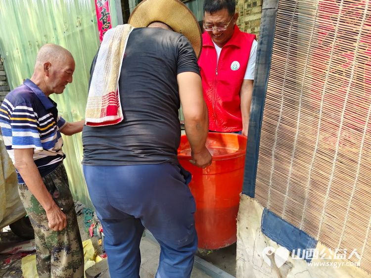 介休市敬老协会志愿者在连福镇张良村入户63岁特困老人刘成玉家中为老人理发料理家务 - 第17张 - 山西公益人 介休市敬老协会志愿者在连福镇张良村入户63岁特困老人刘成玉家中为老人理发料理家务 - 第17张