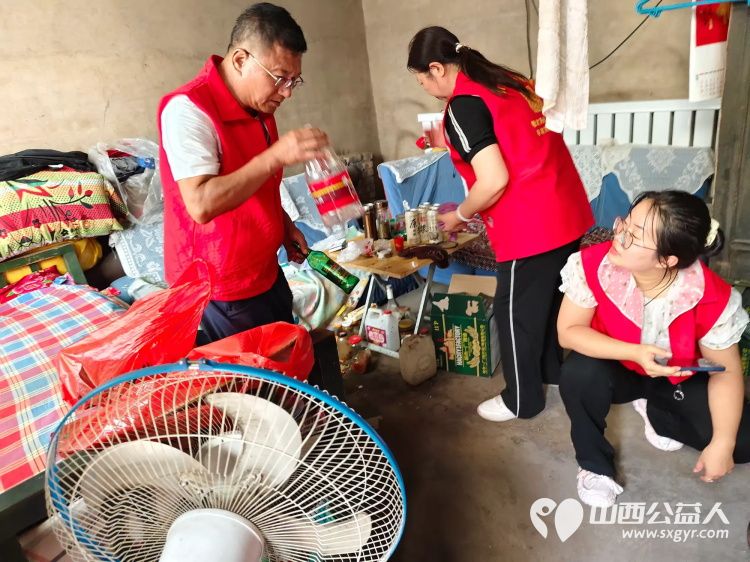 介休市敬老协会志愿者在连福镇张良村入户63岁特困老人刘成玉家中为老人理发料理家务 - 第7张 - 山西公益人 介休市敬老协会志愿者在连福镇张良村入户63岁特困老人刘成玉家中为老人理发料理家务 - 第7张