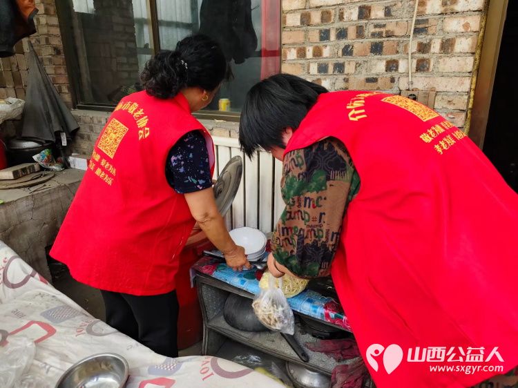 介休市敬老协会志愿者在连福镇张良村入户63岁特困老人刘成玉家中为老人理发料理家务 - 第10张 - 山西公益人 介休市敬老协会志愿者在连福镇张良村入户63岁特困老人刘成玉家中为老人理发料理家务 - 第10张