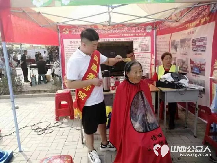 正能量公益山西交城县福田公益协会志愿者参与交城县文明惠民集市公益志愿者修复了手机屏幕充电器等产品并为老百姓免费理发 - 第2张