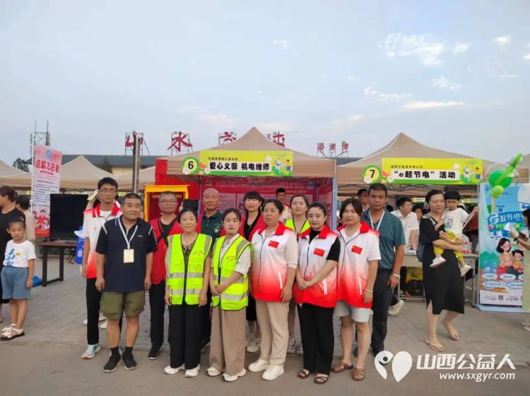 正能量公益山西交城县福田公益协会志愿者参与交城县文明惠民集市公益志愿者修复了手机屏幕充电器等产品并为老百姓免费理发 - 第1张