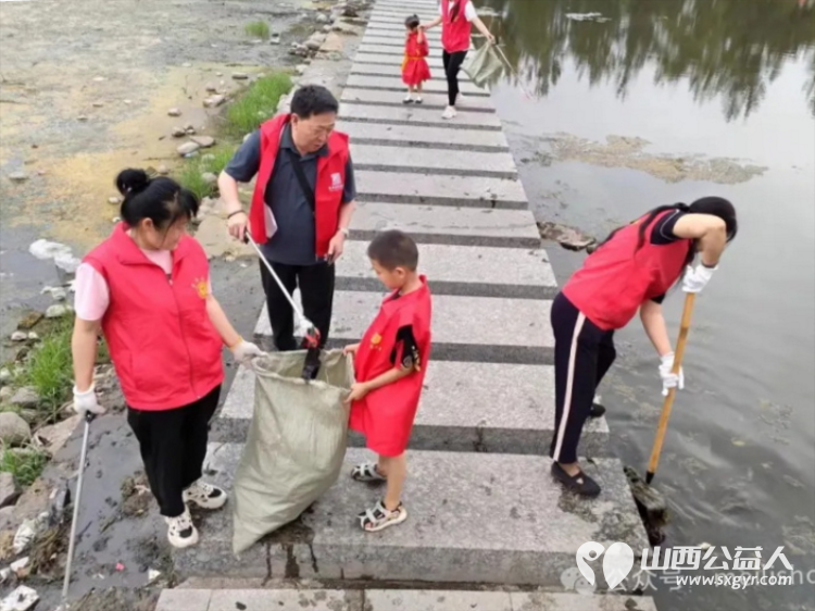 寿阳县卡卡公益志愿者协会带领志愿者队伍在石门河开展“保护生态环境，善待地球母亲”志愿服务活动 - 第3张
