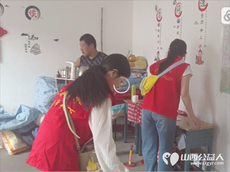 长治市善泽留守困境儿童救助协会温暖守护上门服务助困难家庭走出困境赠送学习用品上门维修房屋 - 第9张