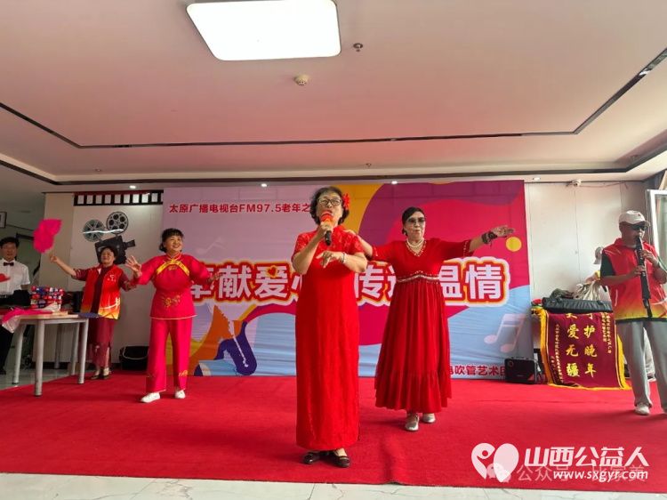 奉献爱心拥抱真情----山西白歌电吹管艺术团莅临太原市比家美慈爱养护院慰问演出 - 第5张