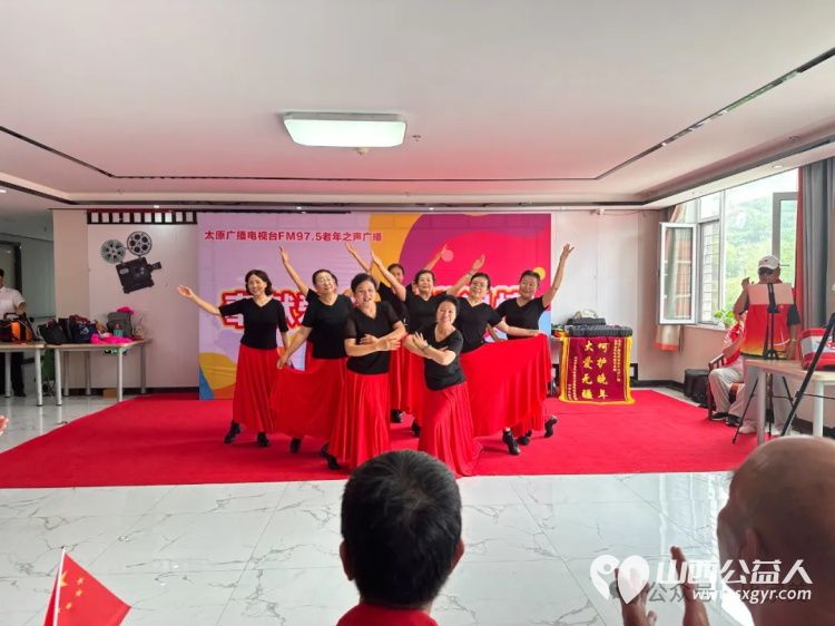 奉献爱心拥抱真情----山西白歌电吹管艺术团莅临太原市比家美慈爱养护院慰问演出 - 第12张