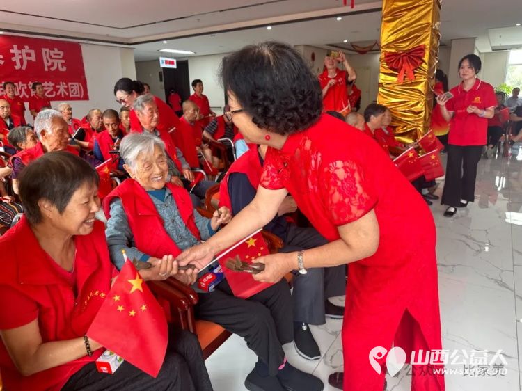奉献爱心拥抱真情----山西白歌电吹管艺术团莅临太原市比家美慈爱养护院慰问演出 - 第9张