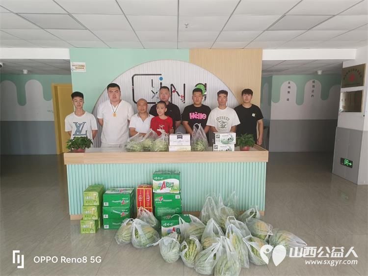 宋世龙爱心团队顶着酷暑为太原市灵星的孤独症孩子们捐赠西瓜牛奶等水果和饮料 - 第1张 - 山西公益人 宋世龙爱心团队顶着酷暑为太原市灵星的孤独症孩子们捐赠西瓜牛奶等水果和饮料 - 第1张