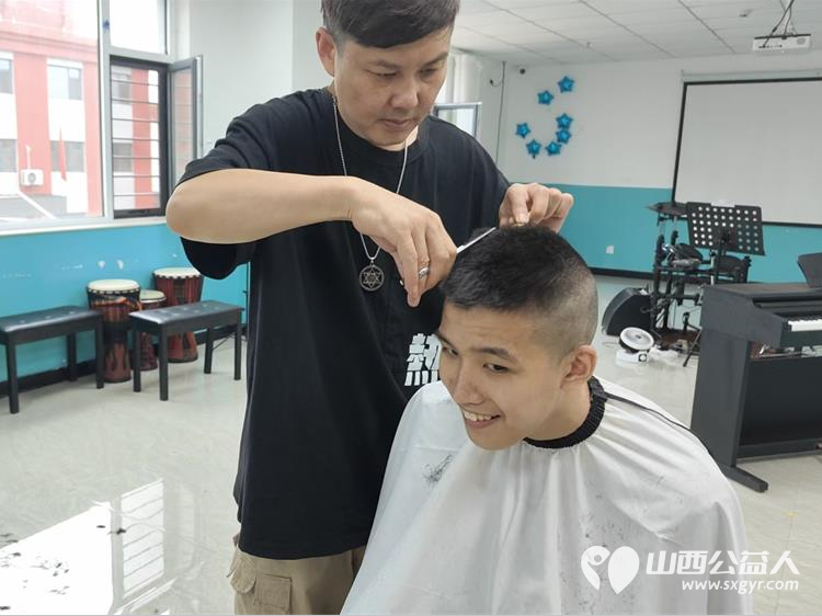 爱心人士刘杰坚持每月为太原市灵星孤独症社区心青年义务理发 - 第2张 - 山西公益人 爱心人士刘杰坚持每月为太原市灵星孤独症社区心青年义务理发 - 第2张