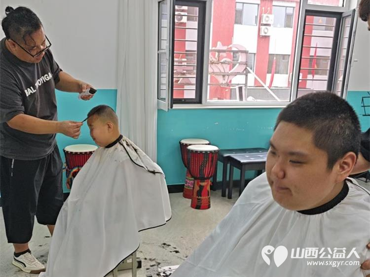 爱心人士刘杰坚持每月为太原市灵星孤独症社区心青年义务理发 - 第6张 - 山西公益人 爱心人士刘杰坚持每月为太原市灵星孤独症社区心青年义务理发 - 第6张