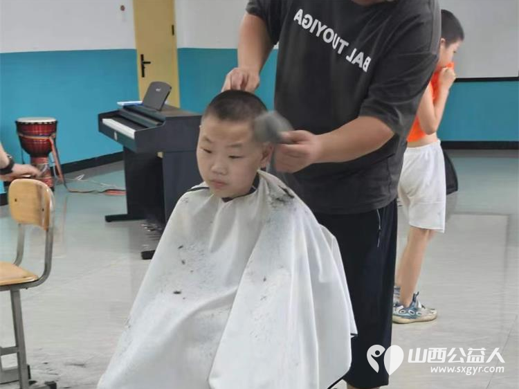 爱心人士刘杰坚持每月为太原市灵星孤独症社区心青年义务理发 - 第7张 - 山西公益人 爱心人士刘杰坚持每月为太原市灵星孤独症社区心青年义务理发 - 第7张