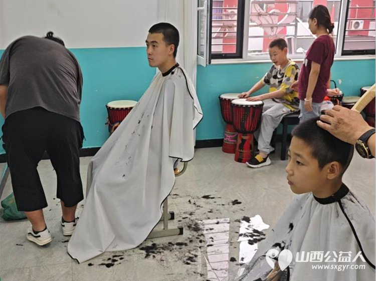 爱心人士刘杰坚持每月为太原市灵星孤独症社区心青年义务理发 - 第5张 - 山西公益人 爱心人士刘杰坚持每月为太原市灵星孤独症社区心青年义务理发 - 第5张