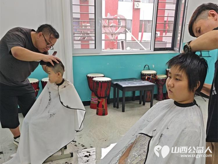 爱心人士刘杰坚持每月为太原市灵星孤独症社区心青年义务理发 - 第4张 - 山西公益人 爱心人士刘杰坚持每月为太原市灵星孤独症社区心青年义务理发 - 第4张