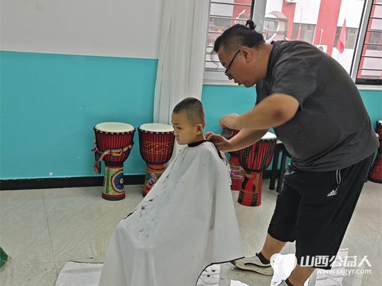 爱心人士刘杰坚持每月为太原市灵星孤独症社区心青年义务理发 - 第3张 - 山西公益人 爱心人士刘杰坚持每月为太原市灵星孤独症社区心青年义务理发 - 第3张