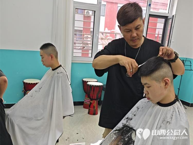 爱心人士刘杰坚持每月为太原市灵星孤独症社区心青年义务理发 - 第1张 - 山西公益人 爱心人士刘杰坚持每月为太原市灵星孤独症社区心青年义务理发 - 第1张