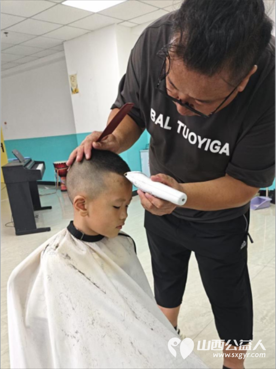 爱心人士刘杰坚持每月为太原市灵星孤独症社区心青年义务理发 - 第8张 - 山西公益人 爱心人士刘杰坚持每月为太原市灵星孤独症社区心青年义务理发 - 第8张