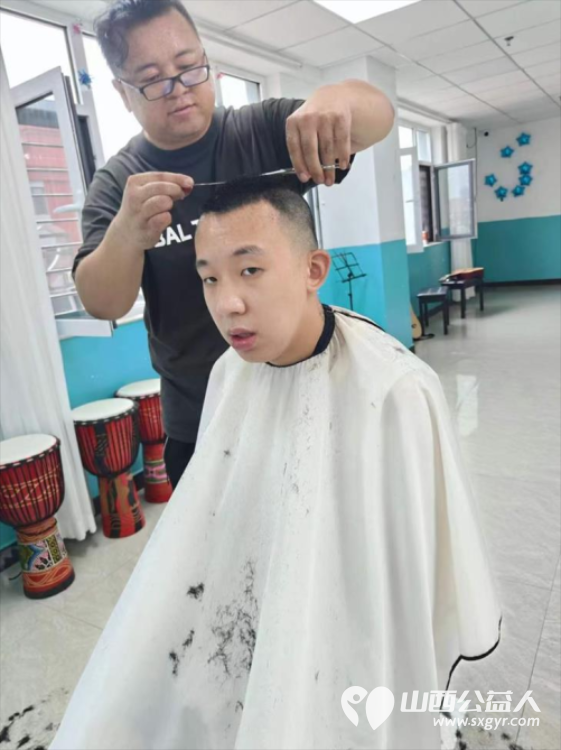 爱心人士刘杰坚持每月为太原市灵星孤独症社区心青年义务理发 - 第9张 - 山西公益人 爱心人士刘杰坚持每月为太原市灵星孤独症社区心青年义务理发 - 第9张