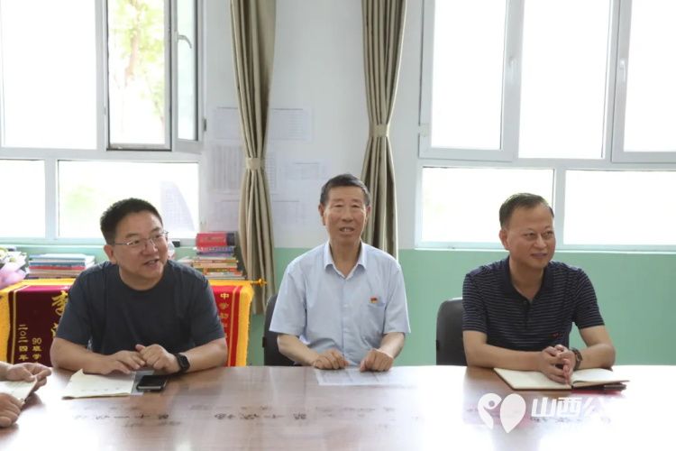 繁峙县第三建筑工程公司经理全国优秀共产党员全国劳模沙万里给繁峙优秀毕业生发放助学金 - 第2张