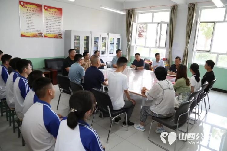 繁峙县第三建筑工程公司经理全国优秀共产党员全国劳模沙万里给繁峙优秀毕业生发放助学金 - 第4张