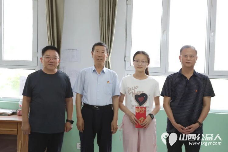 繁峙县第三建筑工程公司经理全国优秀共产党员全国劳模沙万里给繁峙优秀毕业生发放助学金 - 第6张