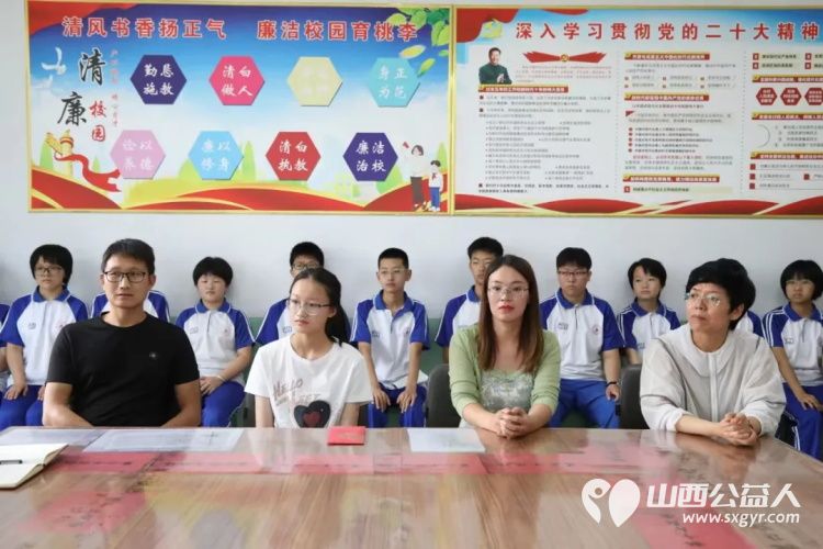 繁峙县第三建筑工程公司经理全国优秀共产党员全国劳模沙万里给繁峙优秀毕业生发放助学金 - 第3张
