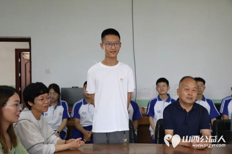 繁峙县第三建筑工程公司经理全国优秀共产党员全国劳模沙万里给繁峙优秀毕业生发放助学金 - 第9张