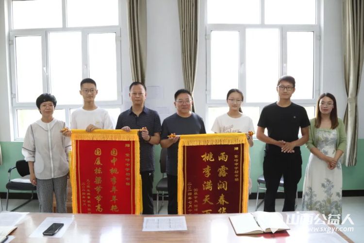 繁峙县第三建筑工程公司经理全国优秀共产党员全国劳模沙万里给繁峙优秀毕业生发放助学金 - 第15张