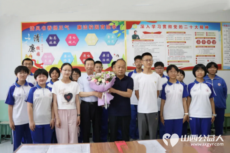 繁峙县第三建筑工程公司经理全国优秀共产党员全国劳模沙万里给繁峙优秀毕业生发放助学金 - 第1张
