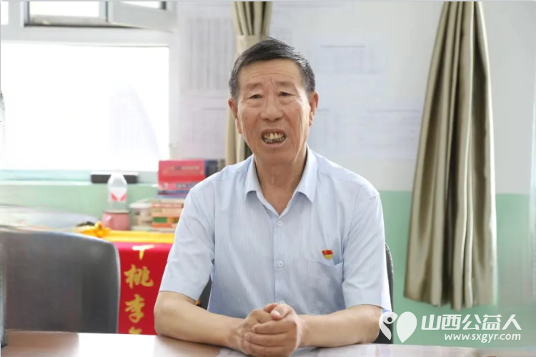 繁峙县第三建筑工程公司经理全国优秀共产党员全国劳模沙万里给繁峙优秀毕业生发放助学金 - 第12张