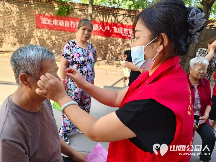志愿服务进社区健康活动暖人心介休市敬老协会走进东南街道迎翠街社区和西南街道光明路社区健康义诊爱心理发 - 第27张 - 山西公益人 志愿服务进社区健康活动暖人心介休市敬老协会走进东南街道迎翠街社区和西南街道光明路社区健康义诊爱心理发 - 第27张