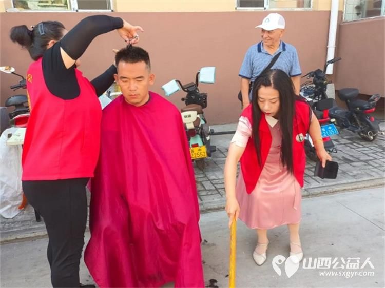 志愿服务进社区健康活动暖人心介休市敬老协会走进东南街道迎翠街社区和西南街道光明路社区健康义诊爱心理发 - 第18张 - 山西公益人 志愿服务进社区健康活动暖人心介休市敬老协会走进东南街道迎翠街社区和西南街道光明路社区健康义诊爱心理发 - 第18张