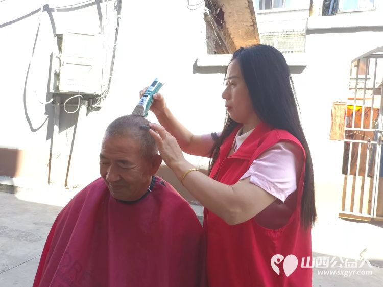 志愿服务进社区健康活动暖人心介休市敬老协会走进东南街道迎翠街社区和西南街道光明路社区健康义诊爱心理发 - 第16张 - 山西公益人 志愿服务进社区健康活动暖人心介休市敬老协会走进东南街道迎翠街社区和西南街道光明路社区健康义诊爱心理发 - 第16张