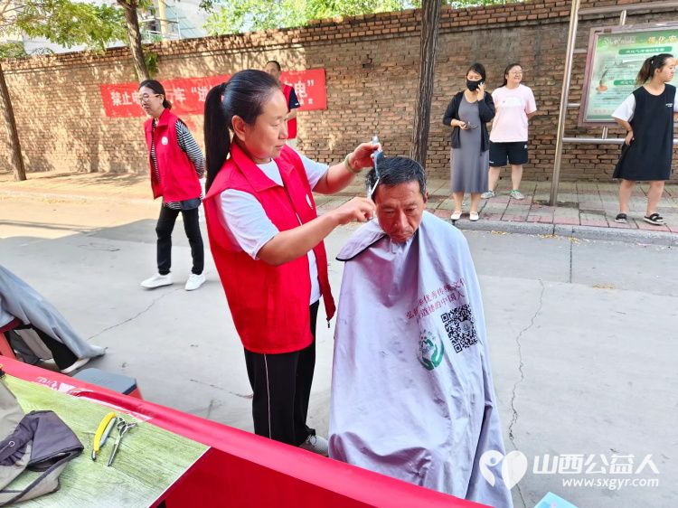 志愿服务进社区健康活动暖人心介休市敬老协会走进东南街道迎翠街社区和西南街道光明路社区健康义诊爱心理发 - 第15张 - 山西公益人 志愿服务进社区健康活动暖人心介休市敬老协会走进东南街道迎翠街社区和西南街道光明路社区健康义诊爱心理发 - 第15张