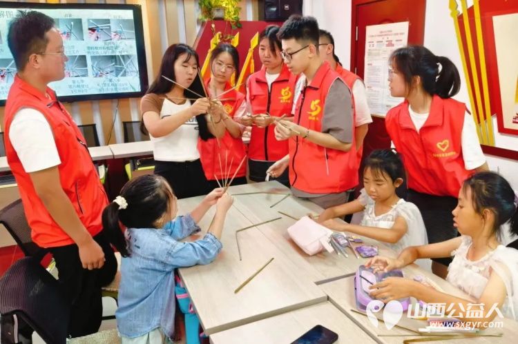 临汾市康庄社区志愿者开展了柳编非遗编织手工课程，通过动手实践和青少年一同体验非遗手工艺的多彩魅力 - 第3张