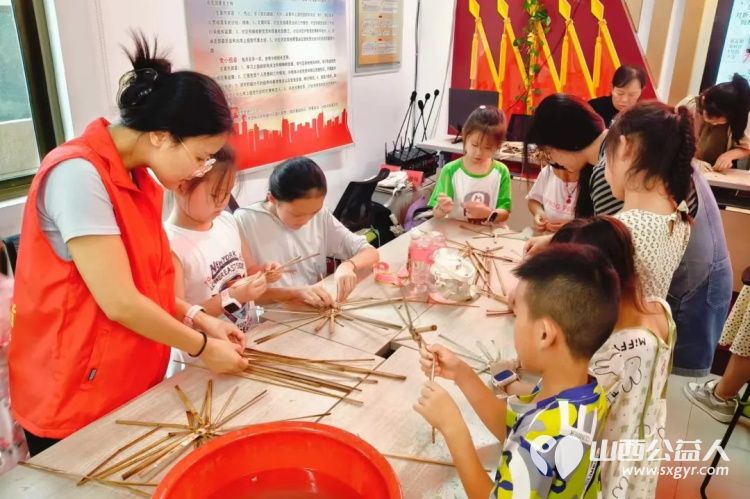 临汾市康庄社区志愿者开展了柳编非遗编织手工课程，通过动手实践和青少年一同体验非遗手工艺的多彩魅力 - 第4张