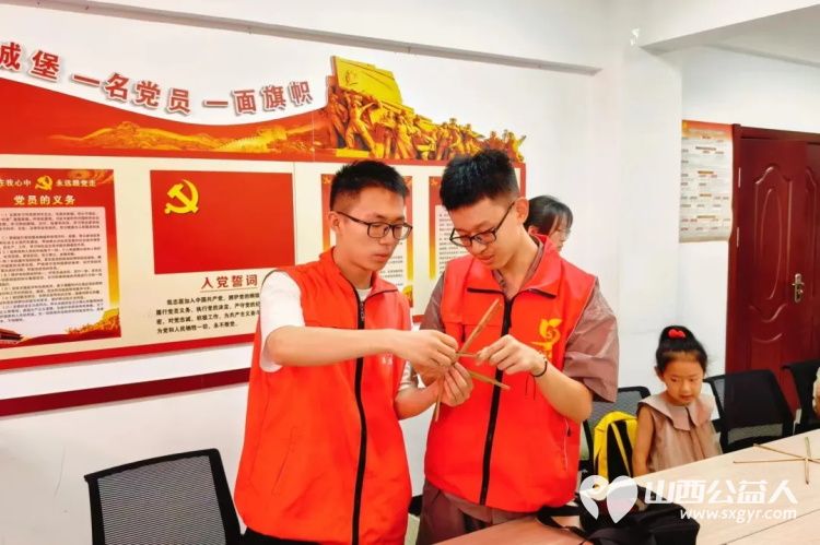 临汾市康庄社区志愿者开展了柳编非遗编织手工课程，通过动手实践和青少年一同体验非遗手工艺的多彩魅力 - 第9张