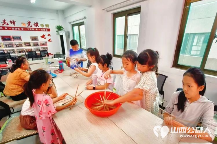 临汾市康庄社区志愿者开展了柳编非遗编织手工课程，通过动手实践和青少年一同体验非遗手工艺的多彩魅力 - 第7张