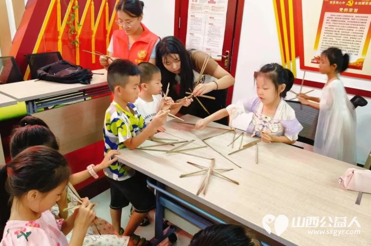 临汾市康庄社区志愿者开展了柳编非遗编织手工课程，通过动手实践和青少年一同体验非遗手工艺的多彩魅力 - 第6张