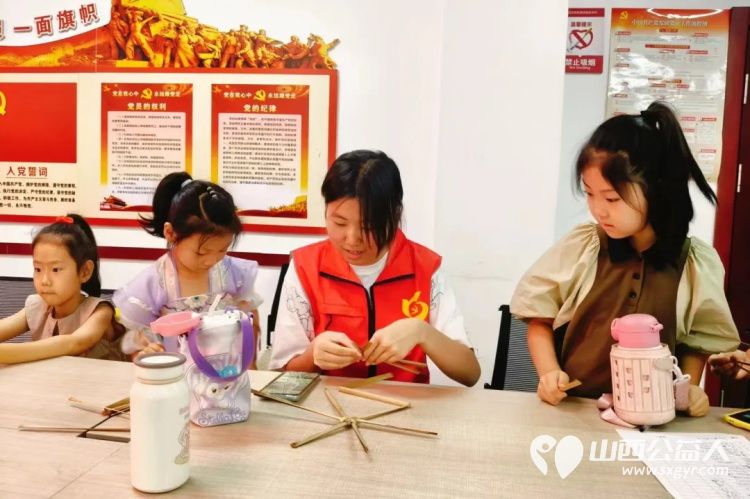 临汾市康庄社区志愿者开展了柳编非遗编织手工课程，通过动手实践和青少年一同体验非遗手工艺的多彩魅力 - 第8张