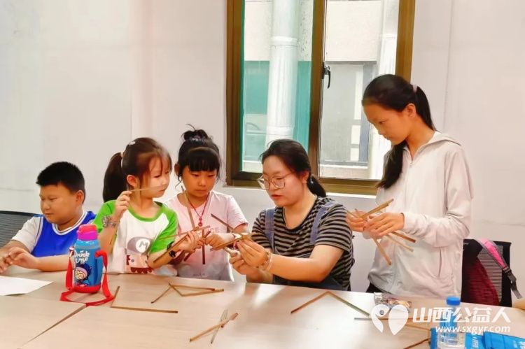 临汾市康庄社区志愿者开展了柳编非遗编织手工课程，通过动手实践和青少年一同体验非遗手工艺的多彩魅力 - 第10张