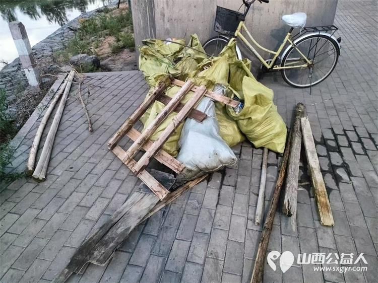 寿阳县卡卡公益志愿者协会组织志愿者参加爱护母亲河活动清理河道垃圾 - 第6张 - 山西公益人 寿阳县卡卡公益志愿者协会组织志愿者参加爱护母亲河活动清理河道垃圾 - 第6张