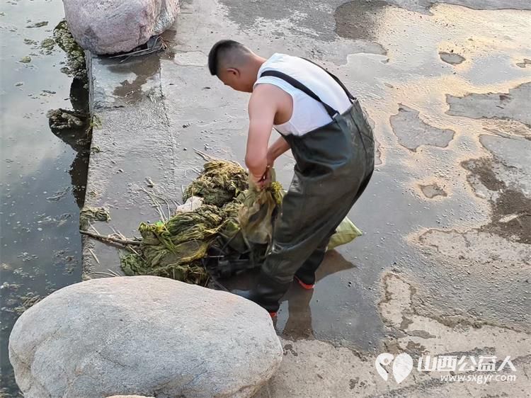 寿阳县卡卡公益志愿者协会组织志愿者参加爱护母亲河活动清理河道垃圾 - 第7张 - 山西公益人 寿阳县卡卡公益志愿者协会组织志愿者参加爱护母亲河活动清理河道垃圾 - 第7张