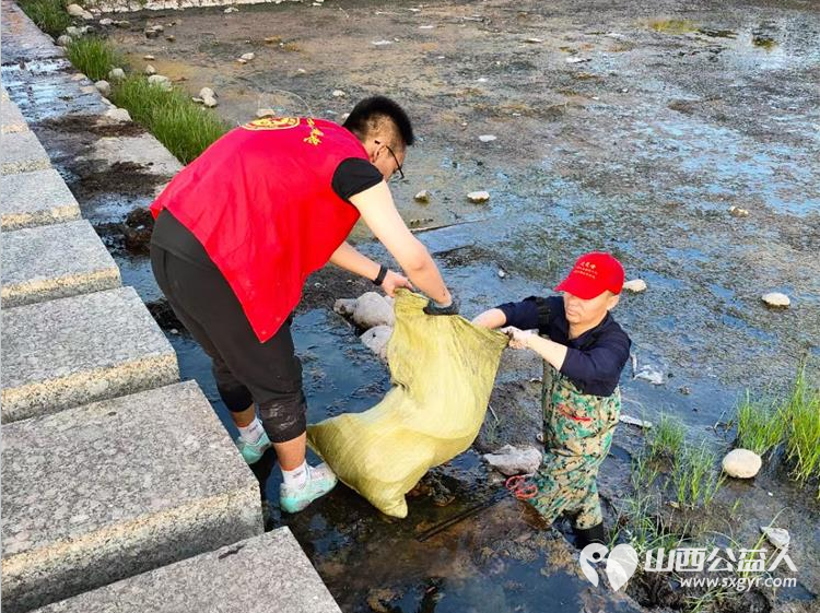 寿阳县卡卡公益志愿者协会组织志愿者参加爱护母亲河活动清理河道垃圾 - 第4张 - 山西公益人 寿阳县卡卡公益志愿者协会组织志愿者参加爱护母亲河活动清理河道垃圾 - 第4张