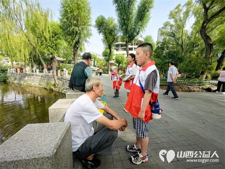 山西省红十字小小宣讲员走进太原文瀛公园为路人游客宣讲急救知识,法律知识,山西历史故事等为我们的小小宣讲员点赞 - 第12张 - 山西公益人 山西省红十字小小宣讲员走进太原文瀛公园为路人游客宣讲急救知识,法律知识,山西历史故事等为我们的小小宣讲员点赞 - 第12张